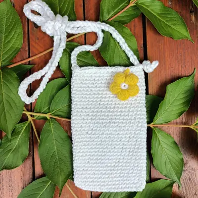 Háčkovaná cross body taštička na mobil bílá