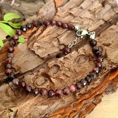 Náramek - broušený Granát