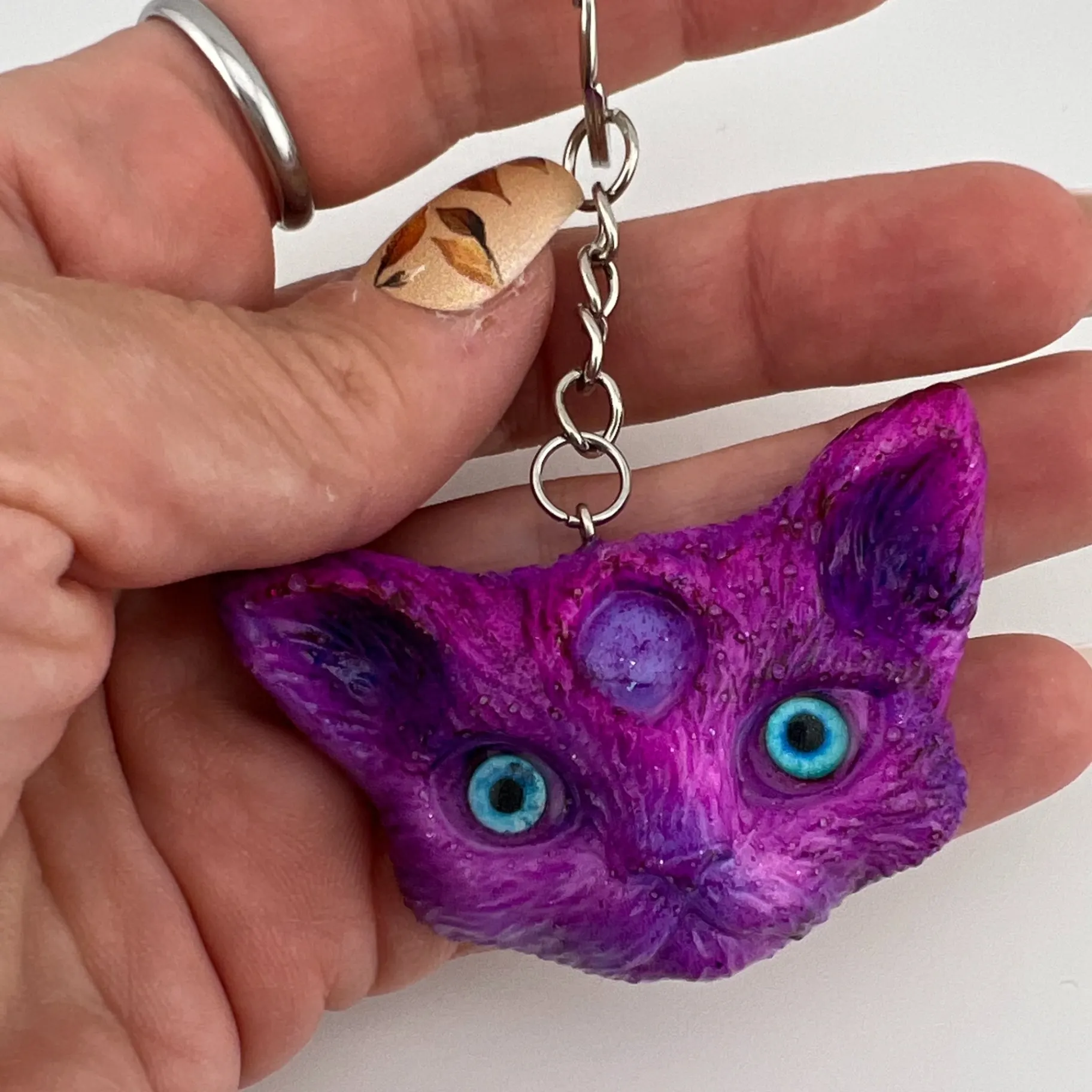 Přívěsek, pryskyřice, kočka, neon, fialová 2