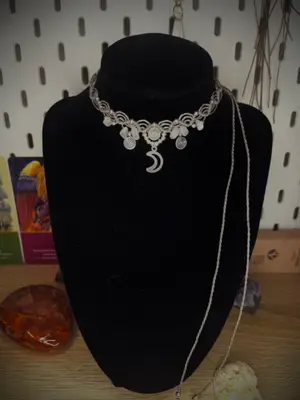Choker s měsíčními kameny