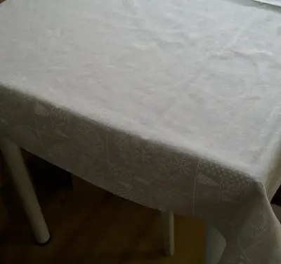 BÍLÉ NA BÉŽOVÉ - UBRUS