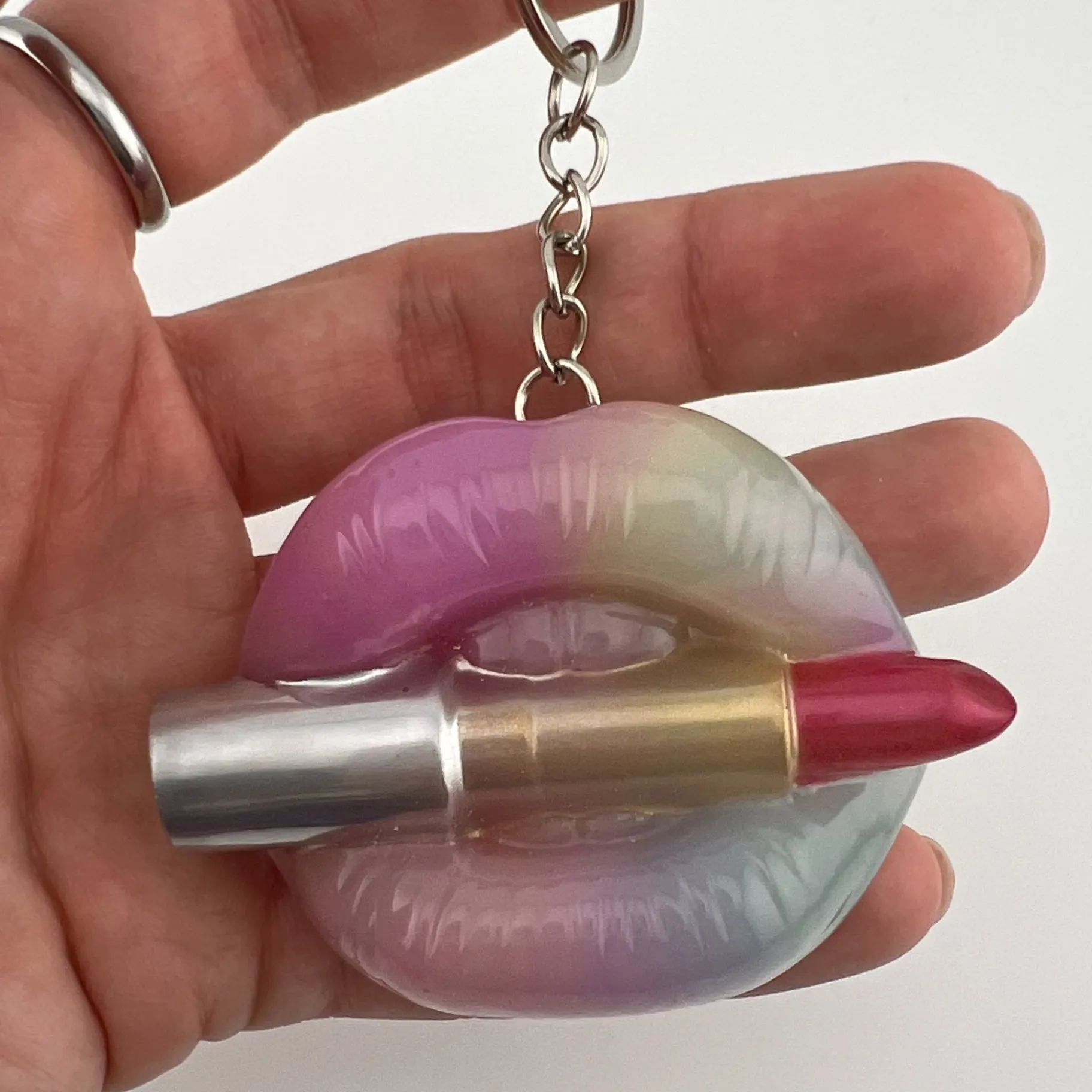 Přívěsek, pryskyřice, pusa, duha, s rtěnkou 2