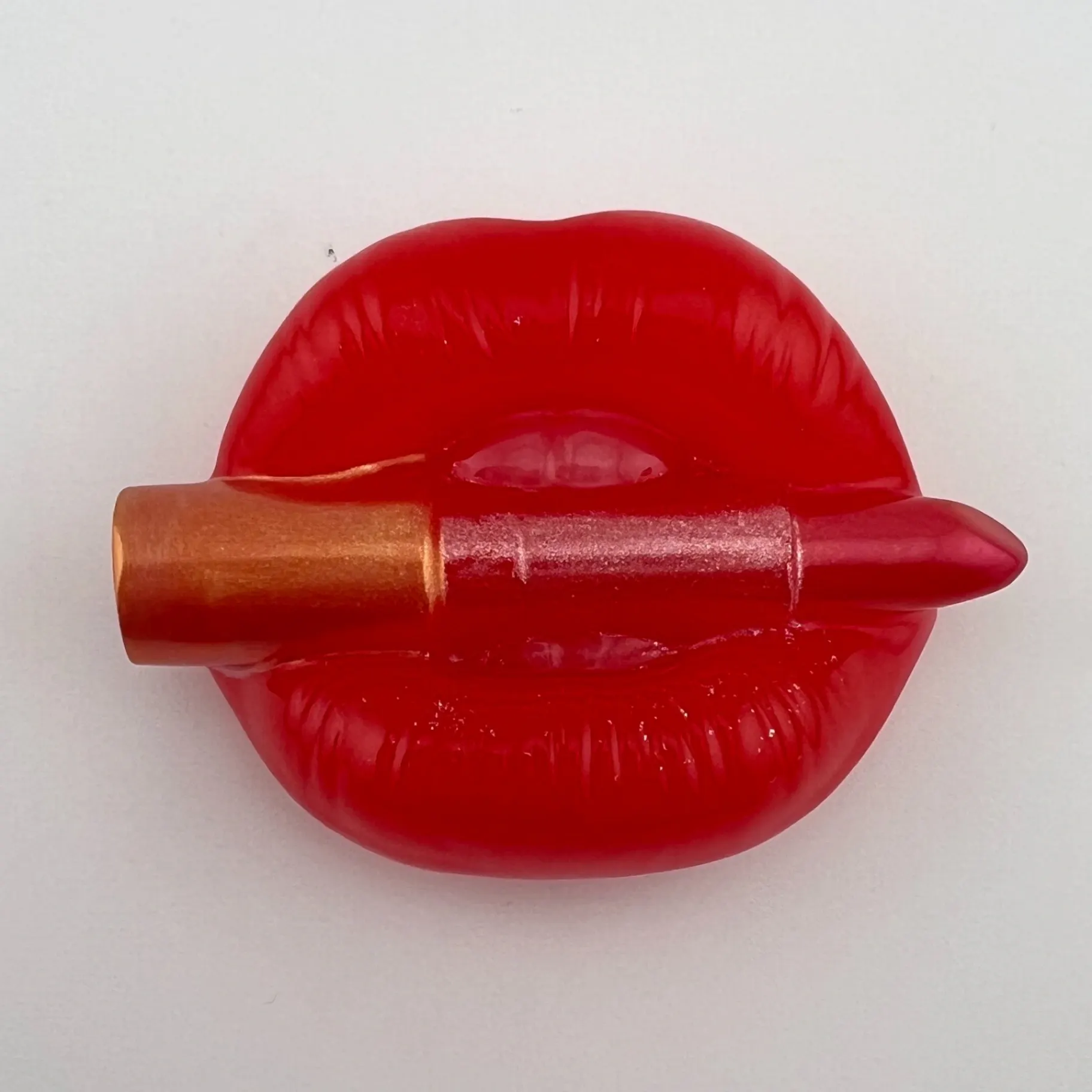 Magnet, pusa, pryskyřice, červená s rtěnkou